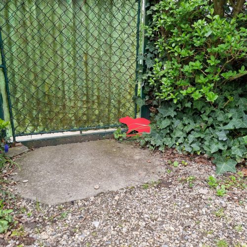 Disposition de silhouettes rouges dans le quartier en taille réelle